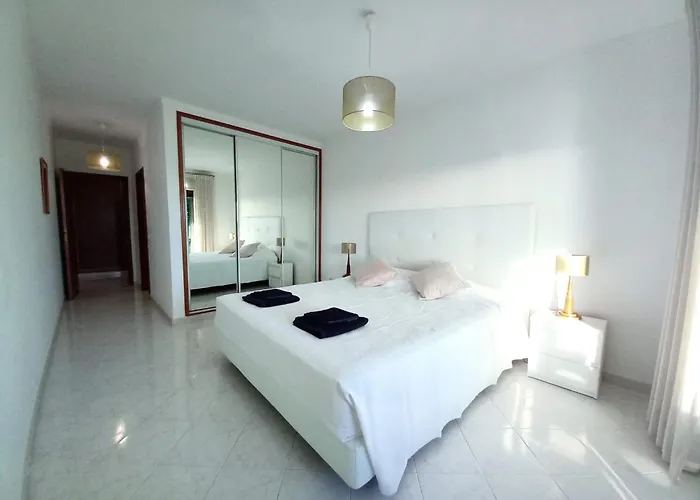 Beachfront Flat With Pool 公寓