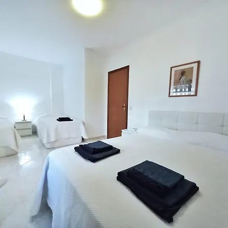 דירה Beachfront Flat With Pool